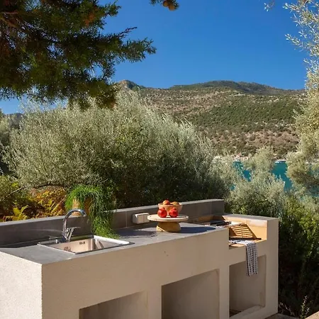 Villa Unalome Seafront Luxury *