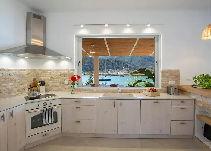 Vila Unalome Seafront Luxury Yénion